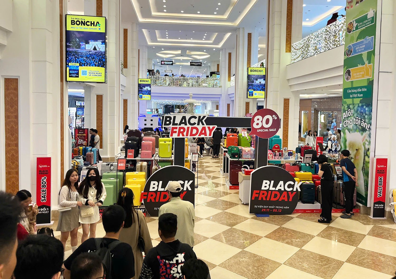Trung tâm thương mại vắng hoe: Bữa tiệc Black Friday kết thúc sớm của ...